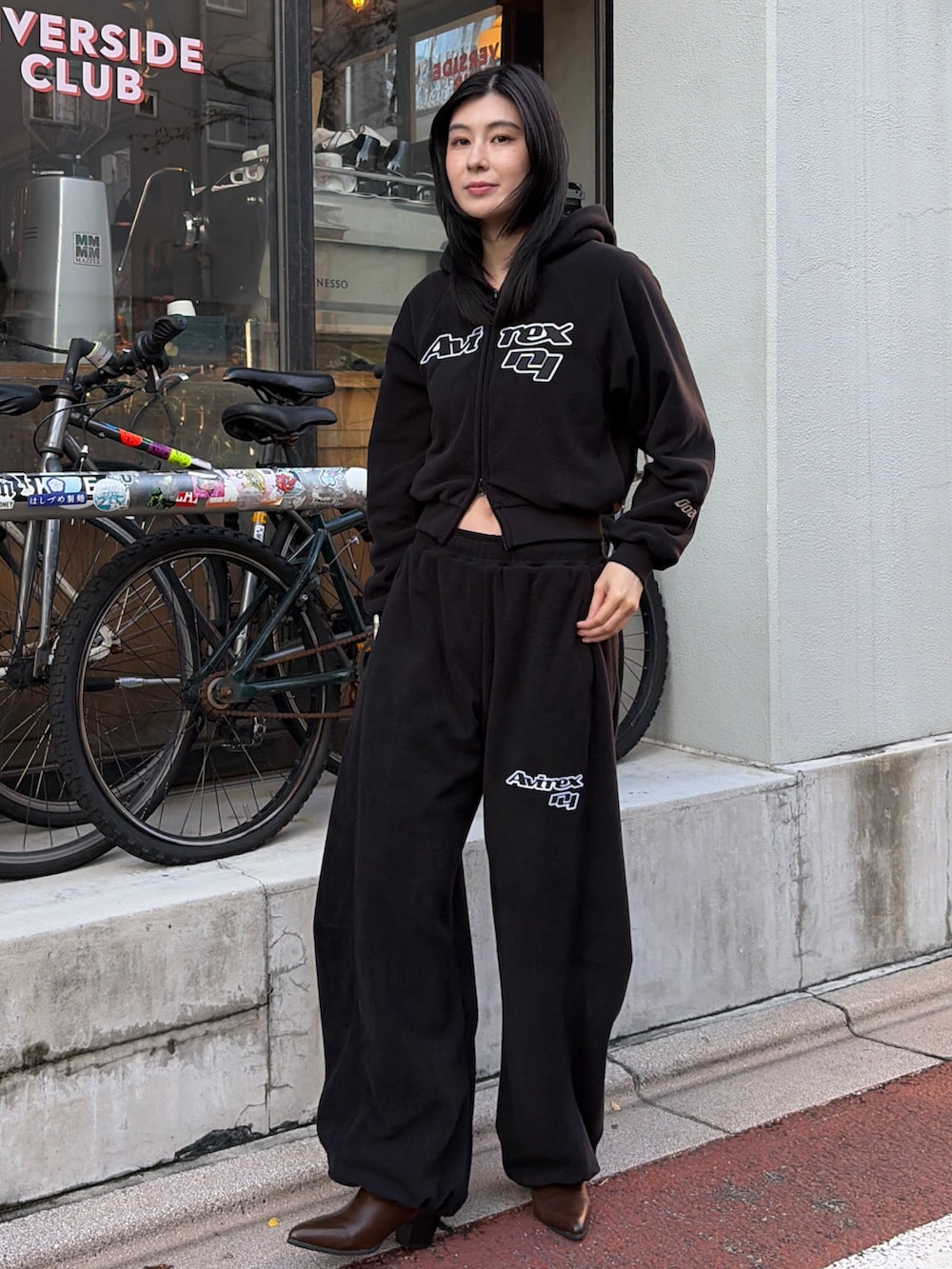 ブラック系のスウェット、ブラック系のその他パンツ、その他のショルダーバッグを着用したレディースの秋コーディネートの4枚目の写真