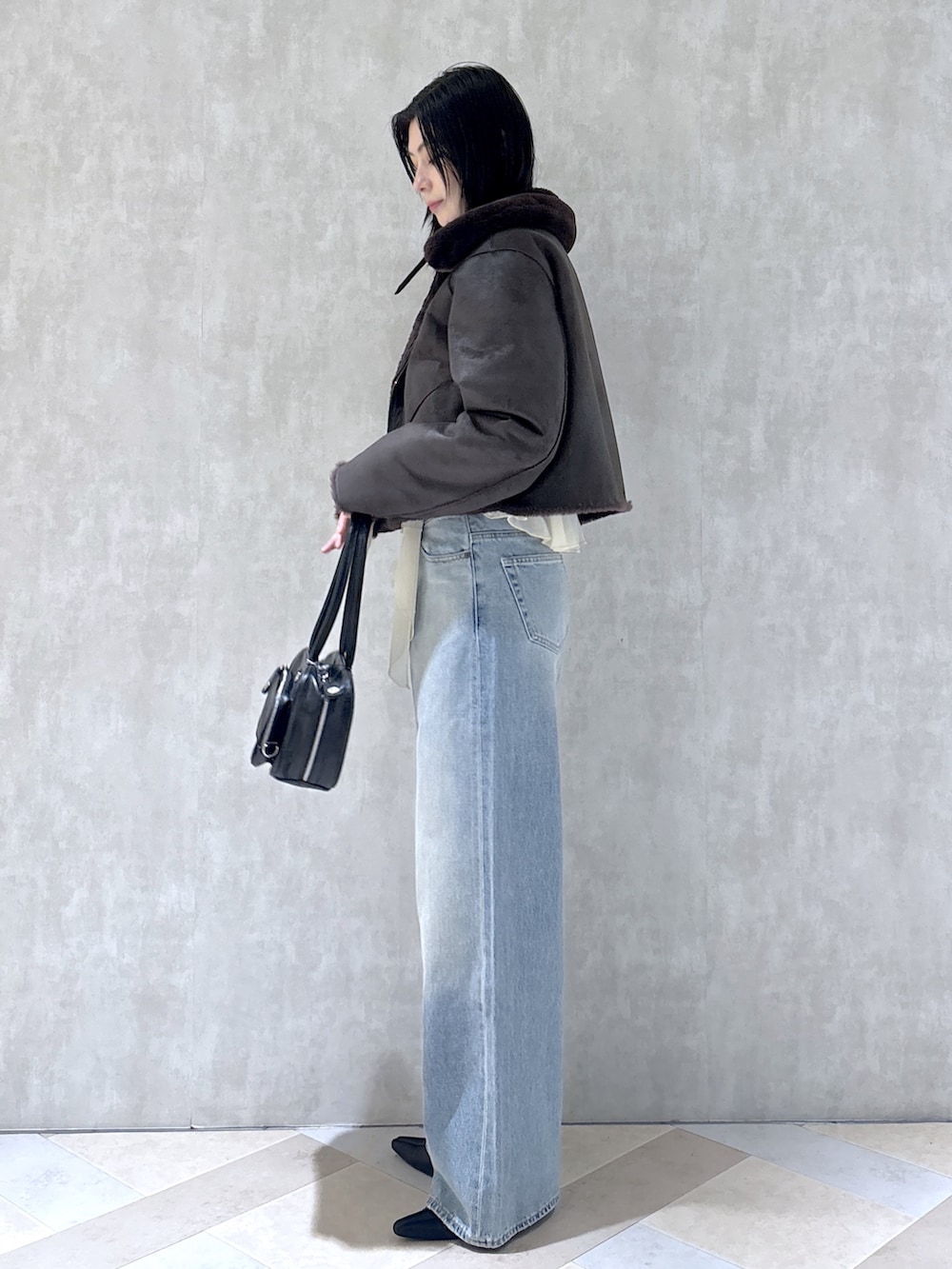 ブラック系のパンプス、ブラック系のショルダーバッグ、ホワイト系のシャツ/ブラウスを着用したレディースの秋コーディネートの3枚目の写真