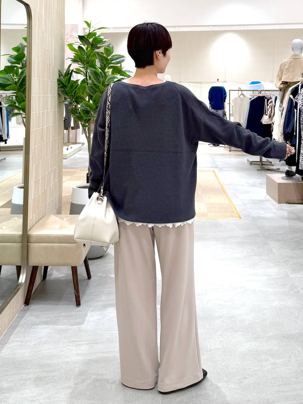 グレー系のニット/セーター、ベージュ系のその他パンツ、ブラック系のパンプスを着用したレディースの秋コーディネートの4枚目の写真