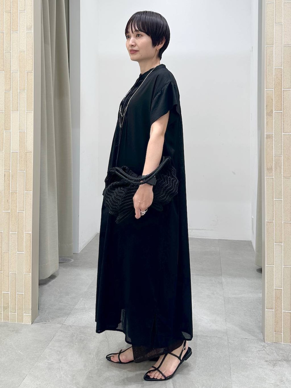 「高身長、体型カバー、着痩せ・細見え、楽ちんコーデ、骨格ストレート、高見え、ベーシック/シンプル、きれいめ、カジュアル、Elura、人気アイテムをチェック！、ワンピース、シャツワンピース、新作、ワイドパンツ」｜「Eluraのクロッシェリボントート/286760（トートバッグ、ブラック系）」を使った、SuUさん（レディース・167cm）の夏コーディネートの3枚目の写真