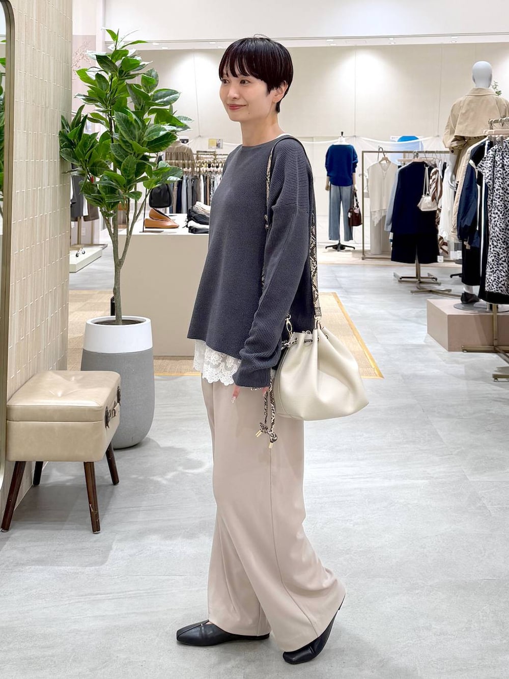 グレー系のニット/セーター、ベージュ系のその他パンツ、ブラック系のパンプスを着用したレディースの秋コーディネートの3枚目の写真