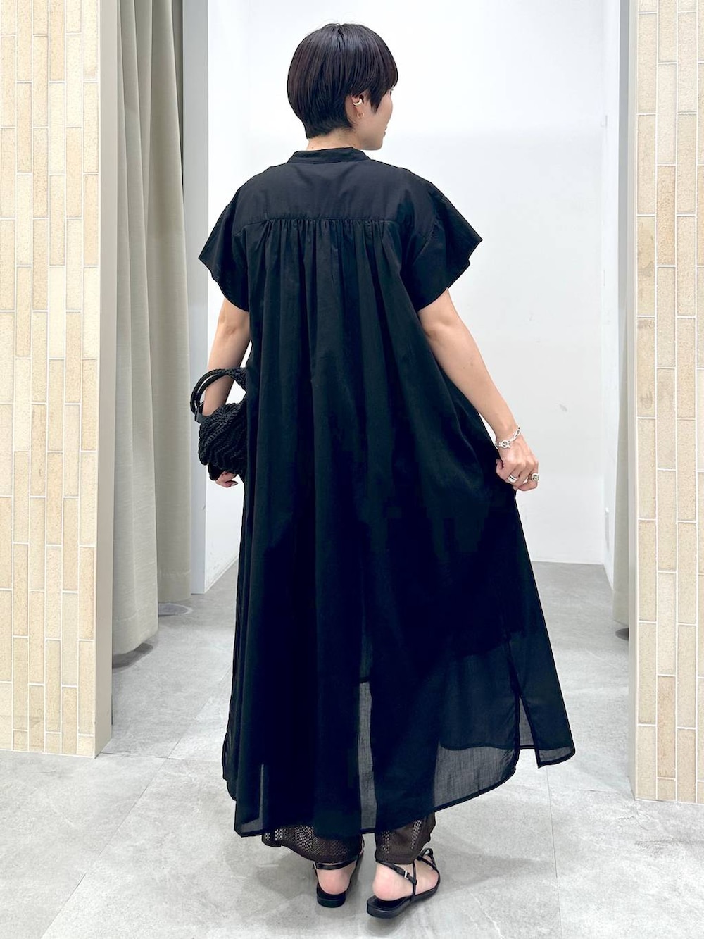 「高身長、体型カバー、着痩せ・細見え、楽ちんコーデ、骨格ストレート、高見え、ベーシック/シンプル、きれいめ、カジュアル、Elura、人気アイテムをチェック！、ワンピース、シャツワンピース、新作、ワイドパンツ」｜「Eluraのクロッシェリボントート/286760（トートバッグ、ブラック系）」を使った、SuUさん（レディース・167cm）の夏コーディネートの4枚目の写真