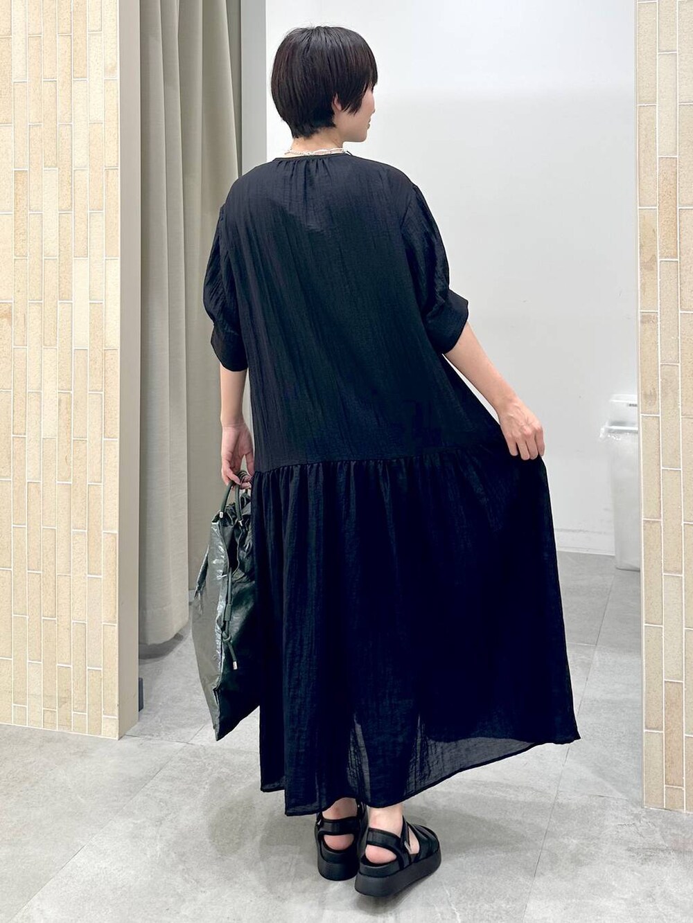 「高身長、体型カバー、着痩せ・細見え、楽ちんコーデ、春コーデ、骨格ストレート、高見え、ベーシック/シンプル、きれいめ、カジュアル、Elura、and STセール、セールコーデ、ワンピース、人気アイテムをチェック！」｜「Eluraの華やかワッシャーワンピース/451702（ワンピース、ブラック系）」を使った、SuUさん（レディース・167cm）の夏コーディネートの4枚目の写真