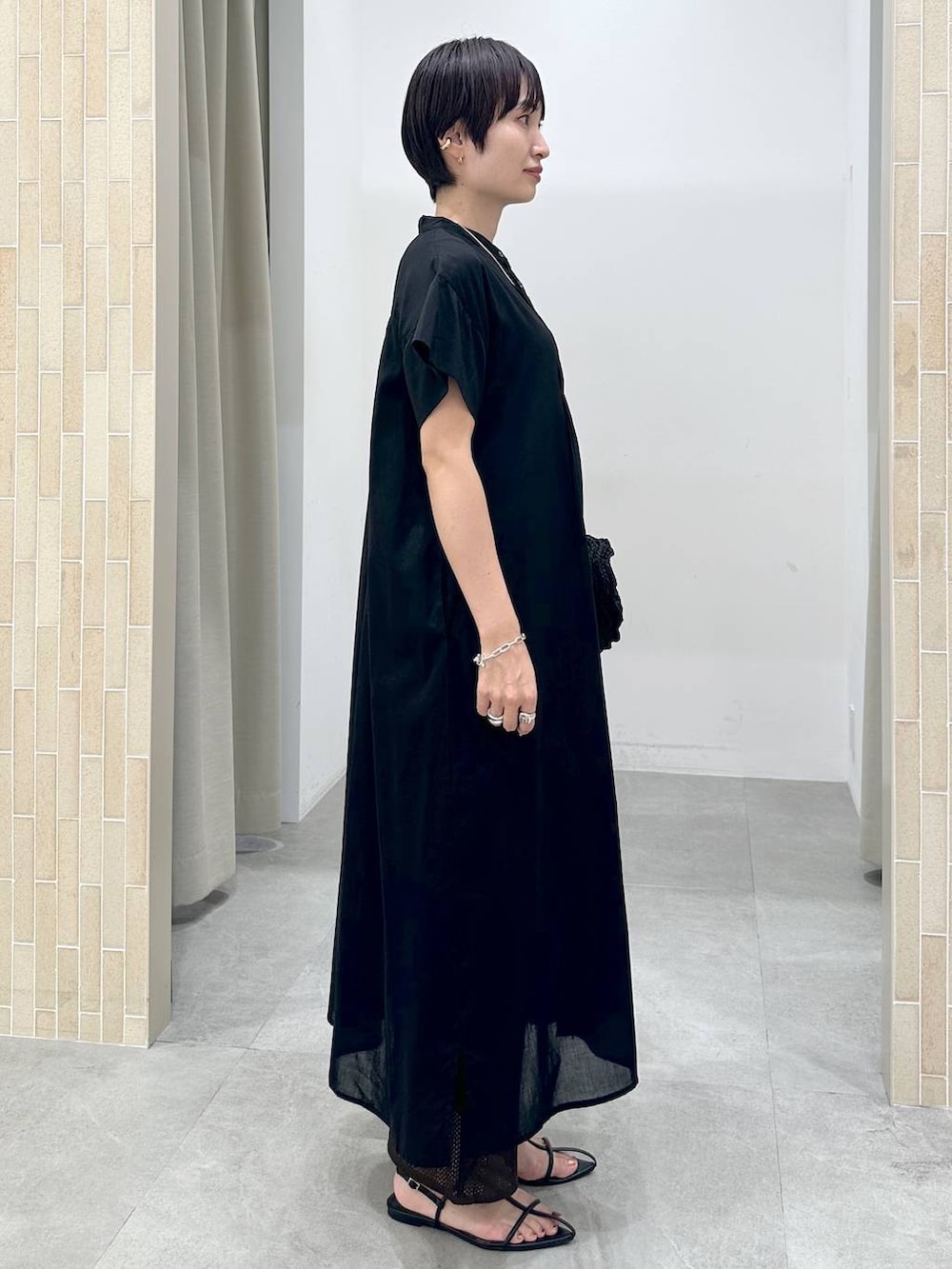 「高身長、体型カバー、着痩せ・細見え、楽ちんコーデ、骨格ストレート、高見え、ベーシック/シンプル、きれいめ、カジュアル、Elura、人気アイテムをチェック！、ワンピース、シャツワンピース、新作、ワイドパンツ」｜「Eluraのクロッシェリボントート/286760（トートバッグ、ブラック系）」を使った、SuUさん（レディース・167cm）の夏コーディネートの5枚目の写真