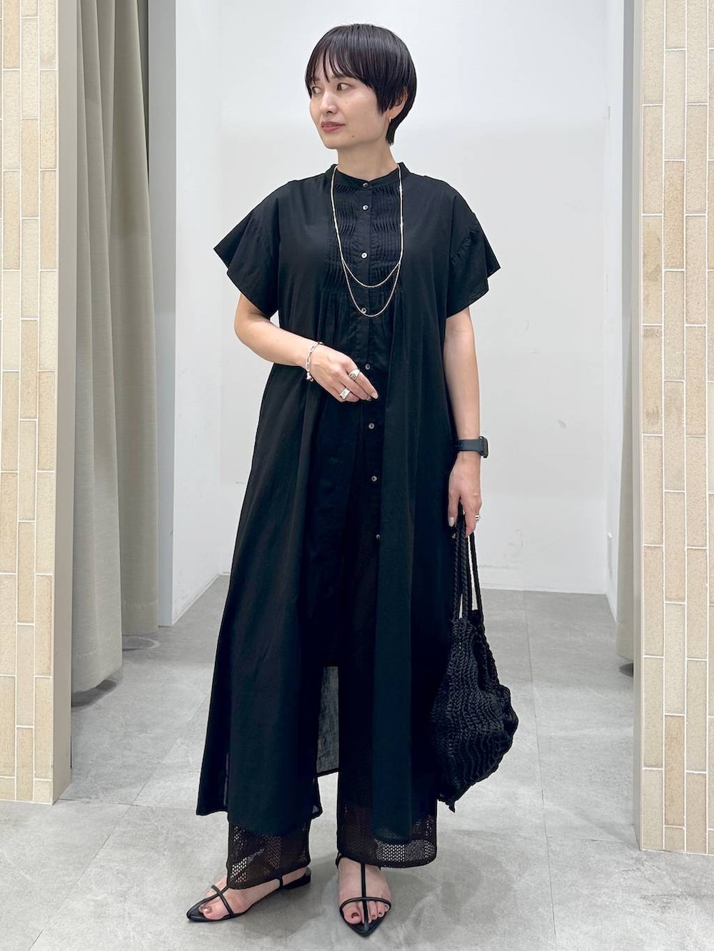 「高身長、体型カバー、着痩せ・細見え、楽ちんコーデ、骨格ストレート、高見え、ベーシック/シンプル、きれいめ、カジュアル、Elura、人気アイテムをチェック！、ワンピース、シャツワンピース、新作、ワイドパンツ」｜「Eluraのクロッシェリボントート/286760（トートバッグ、ブラック系）」を使った、SuUさん（レディース・167cm）の夏コーディネートの8枚目の写真