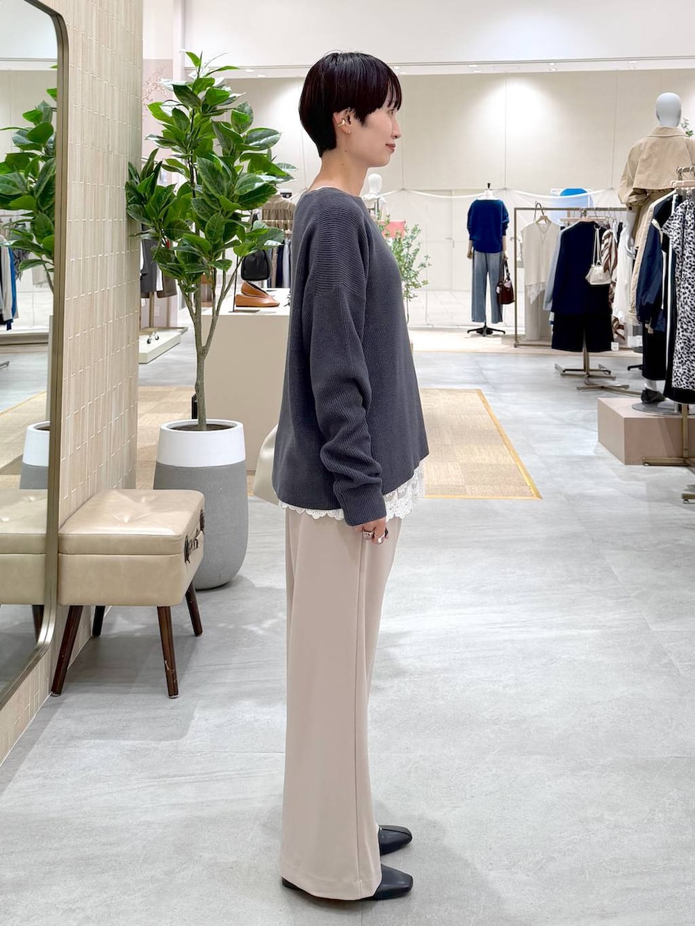 グレー系のニット/セーター、ベージュ系のその他パンツ、ブラック系のパンプスを着用したレディースの秋コーディネートの5枚目の写真