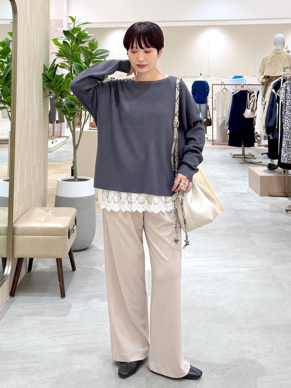 グレー系のニット/セーター、ベージュ系のその他パンツ、ブラック系のパンプスを着用したレディースの秋コーディネートの7枚目の写真