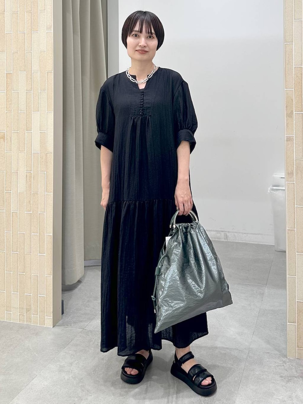 「高身長、体型カバー、着痩せ・細見え、楽ちんコーデ、春コーデ、骨格ストレート、高見え、ベーシック/シンプル、きれいめ、カジュアル、Elura、and STセール、セールコーデ、ワンピース、人気アイテムをチェック！」｜「Eluraの華やかワッシャーワンピース/451702（ワンピース、ブラック系）」を使った、SuUさん（レディース・167cm）の夏コーディネートの7枚目の写真