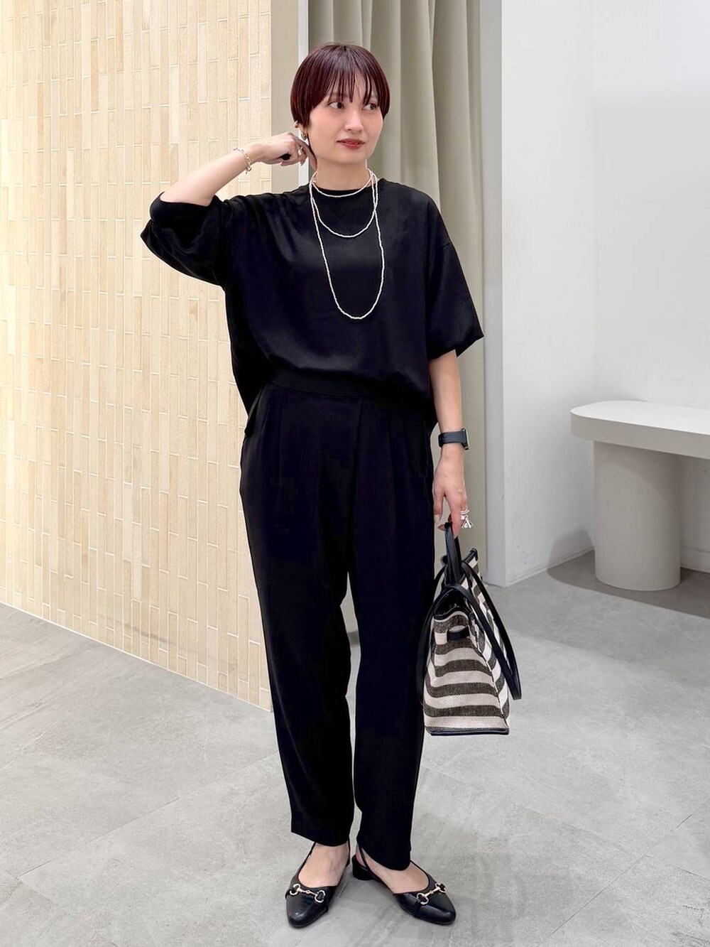 ブラック系のパンプス、ブラック系のトートバッグ、ブラック系のその他パンツを着用したレディースの春コーディネートの7枚目の写真