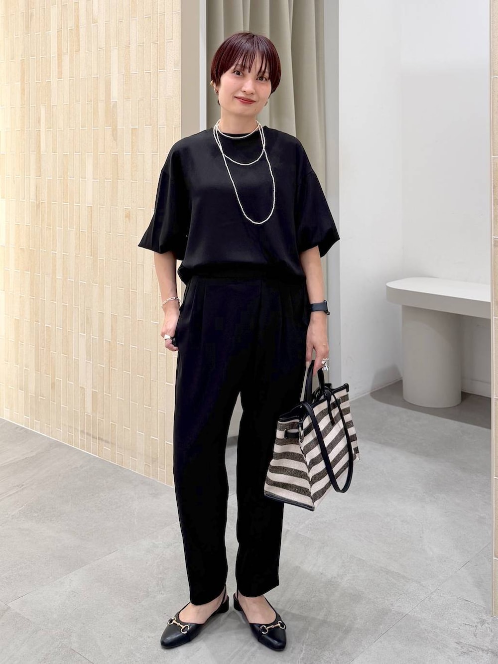 ブラック系のパンプス、ブラック系のトートバッグ、ブラック系のその他パンツを着用したレディースの春コーディネートの6枚目の写真
