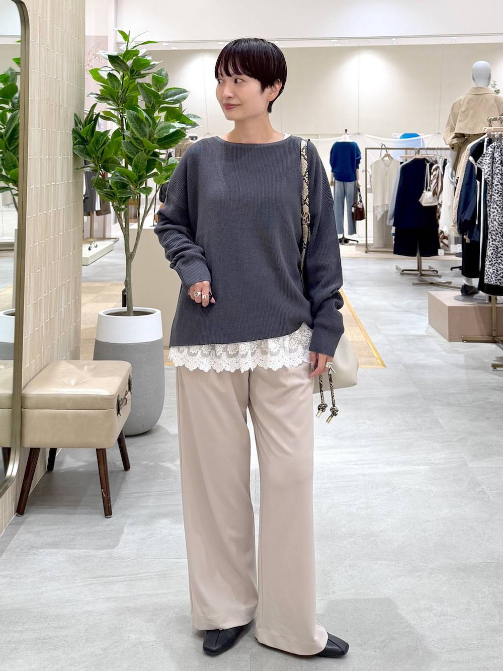 グレー系のニット/セーター、ベージュ系のその他パンツ、ブラック系のパンプスを着用したレディースの秋コーディネートの8枚目の写真