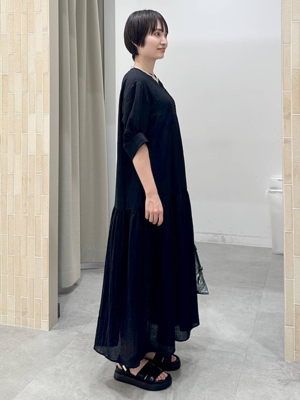 「高身長、体型カバー、着痩せ・細見え、楽ちんコーデ、春コーデ、骨格ストレート、高見え、ベーシック/シンプル、きれいめ、カジュアル、Elura、and STセール、セールコーデ、ワンピース、人気アイテムをチェック！」｜「Eluraの華やかワッシャーワンピース/451702（ワンピース、ブラック系）」を使った、SuUさん（レディース・167cm）の夏コーディネートの5枚目の写真