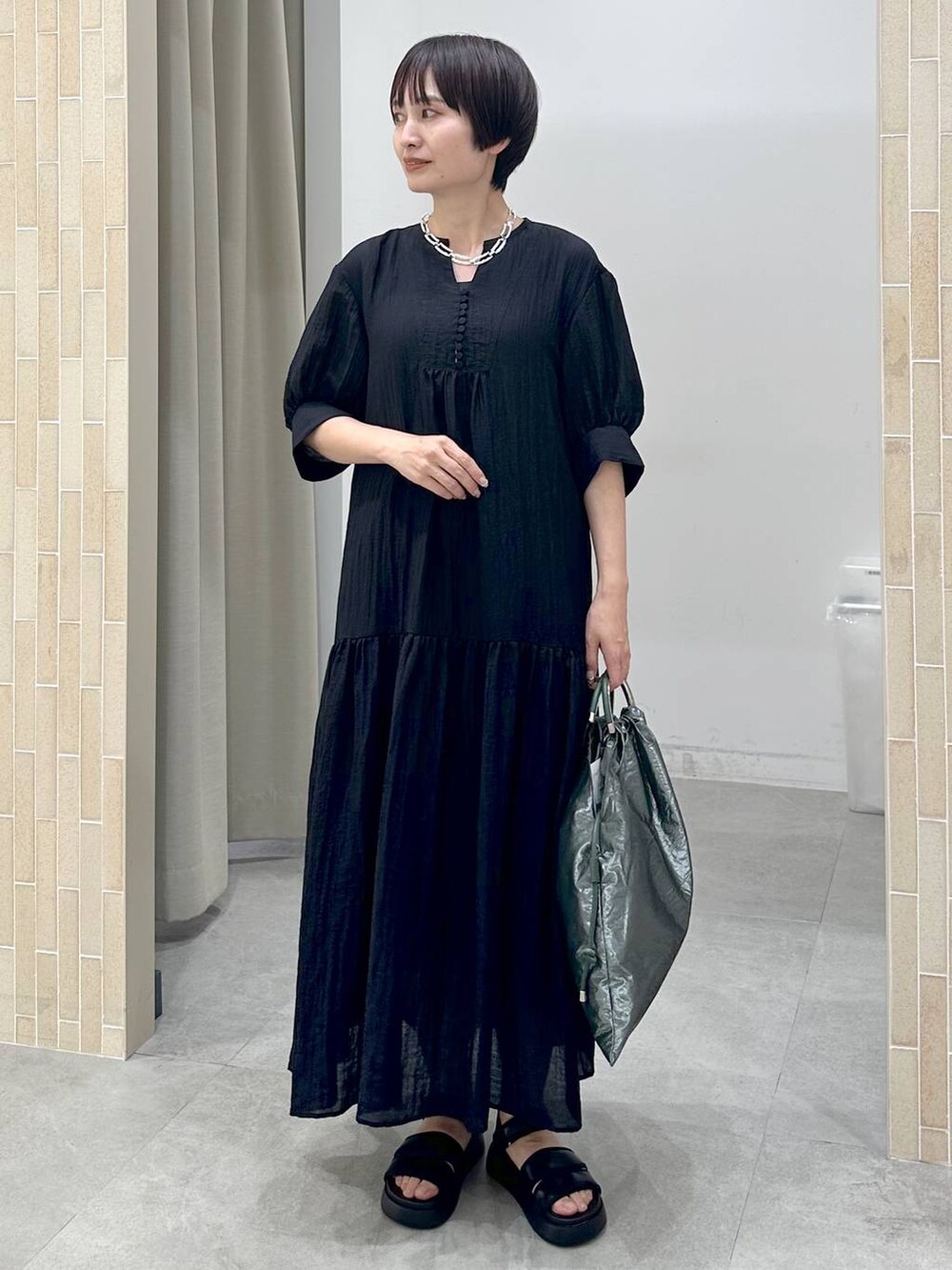 「高身長、体型カバー、着痩せ・細見え、楽ちんコーデ、春コーデ、骨格ストレート、高見え、ベーシック/シンプル、きれいめ、カジュアル、Elura、and STセール、セールコーデ、ワンピース、人気アイテムをチェック！」｜「Eluraの華やかワッシャーワンピース/451702（ワンピース、ブラック系）」を使った、SuUさん（レディース・167cm）の夏コーディネートの8枚目の写真