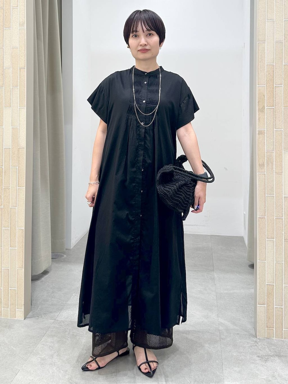 「高身長、体型カバー、着痩せ・細見え、楽ちんコーデ、骨格ストレート、高見え、ベーシック/シンプル、きれいめ、カジュアル、Elura、人気アイテムをチェック！、ワンピース、シャツワンピース、新作、ワイドパンツ」｜「Eluraのクロッシェリボントート/286760（トートバッグ、ブラック系）」を使った、SuUさん（レディース・167cm）の夏コーディネートの2枚目の写真