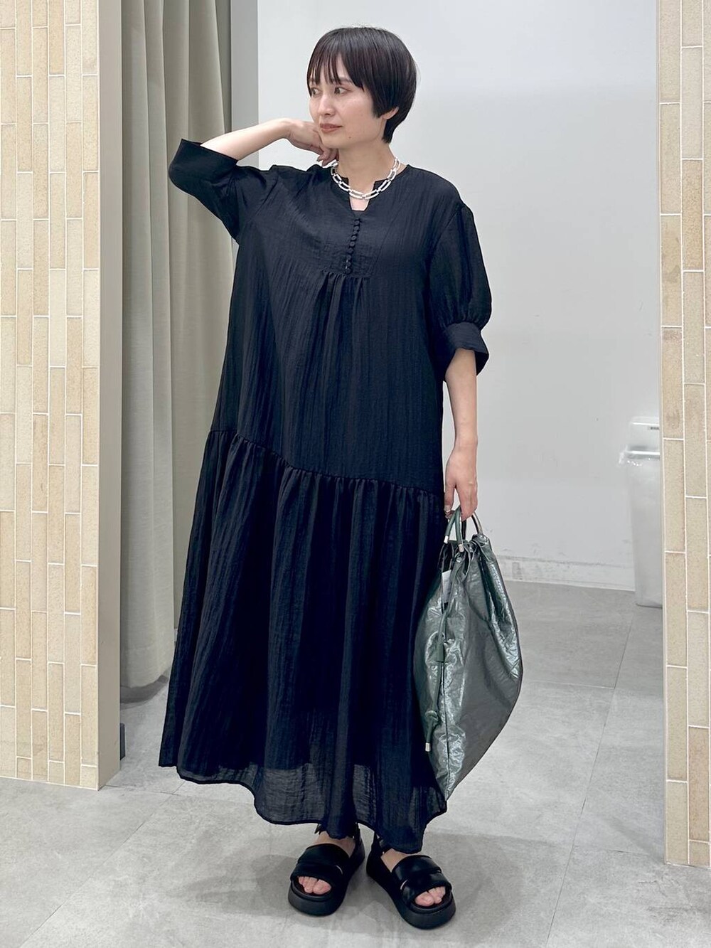 「高身長、体型カバー、着痩せ・細見え、楽ちんコーデ、春コーデ、骨格ストレート、高見え、ベーシック/シンプル、きれいめ、カジュアル、Elura、and STセール、セールコーデ、ワンピース、人気アイテムをチェック！」｜「Eluraの華やかワッシャーワンピース/451702（ワンピース、ブラック系）」を使った、SuUさん（レディース・167cm）の夏コーディネートの2枚目の写真