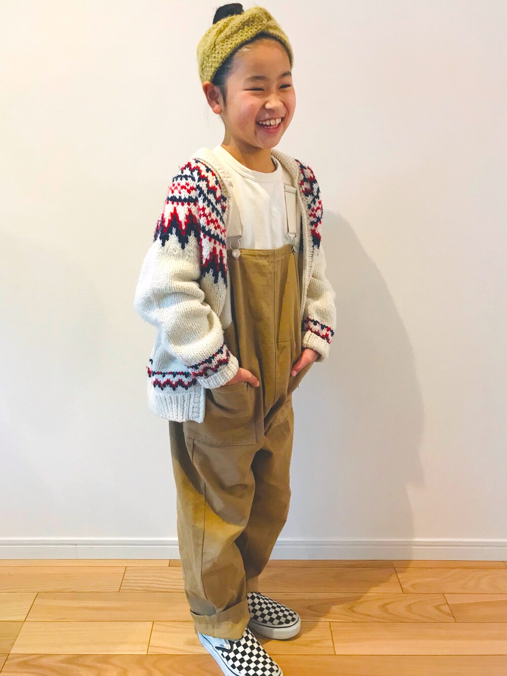 ホワイト系のスニーカー、ホワイト系のジャケット/アウター、イエロー系のファッション雑貨を着用したキッズの冬コーディネートの2枚目の写真