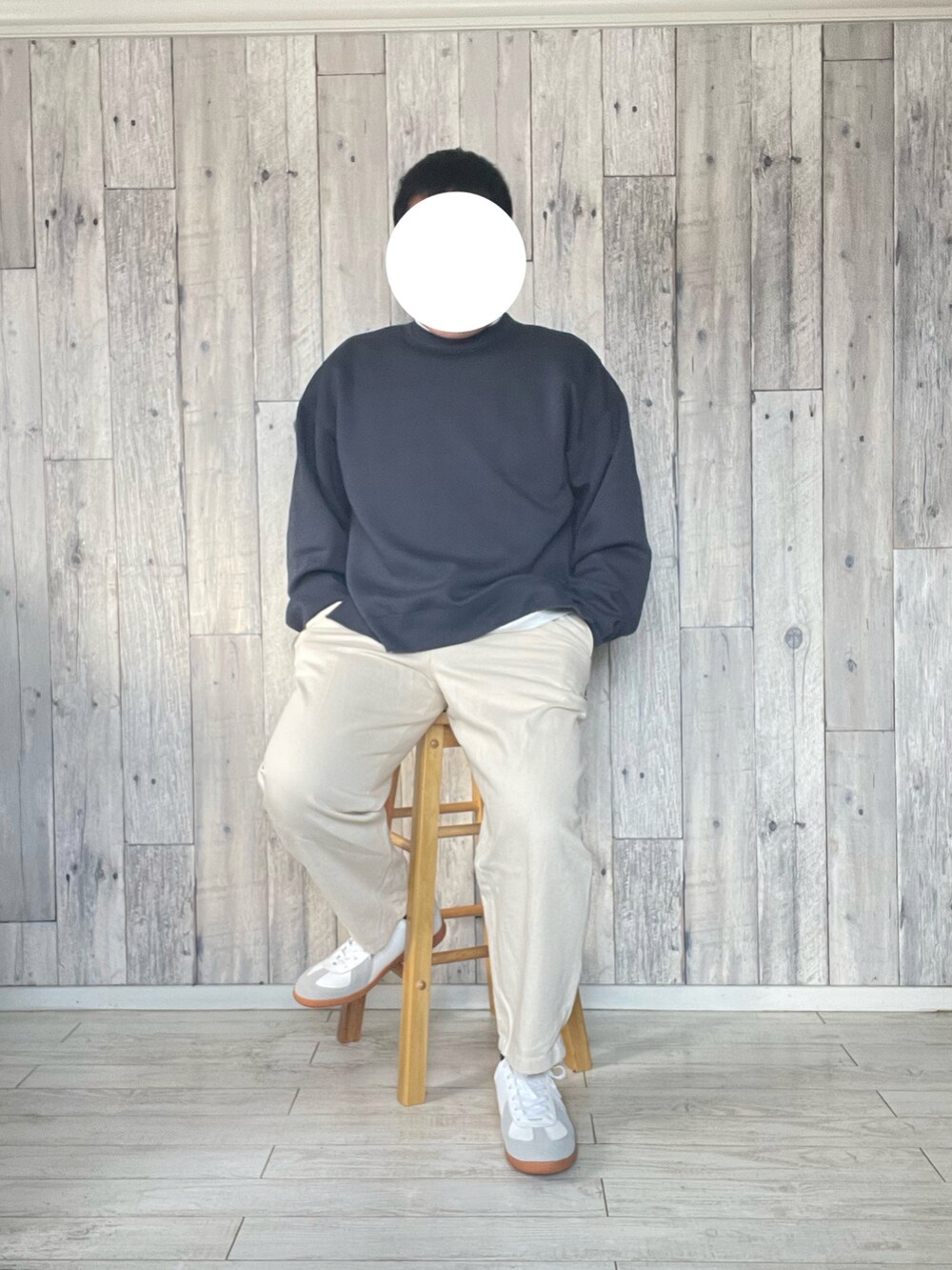 グレー系のスウェット、ホワイト系のTシャツ/カットソー、ホワイト系のチノパンツを着用したメンズの春コーディネートの2枚目の写真