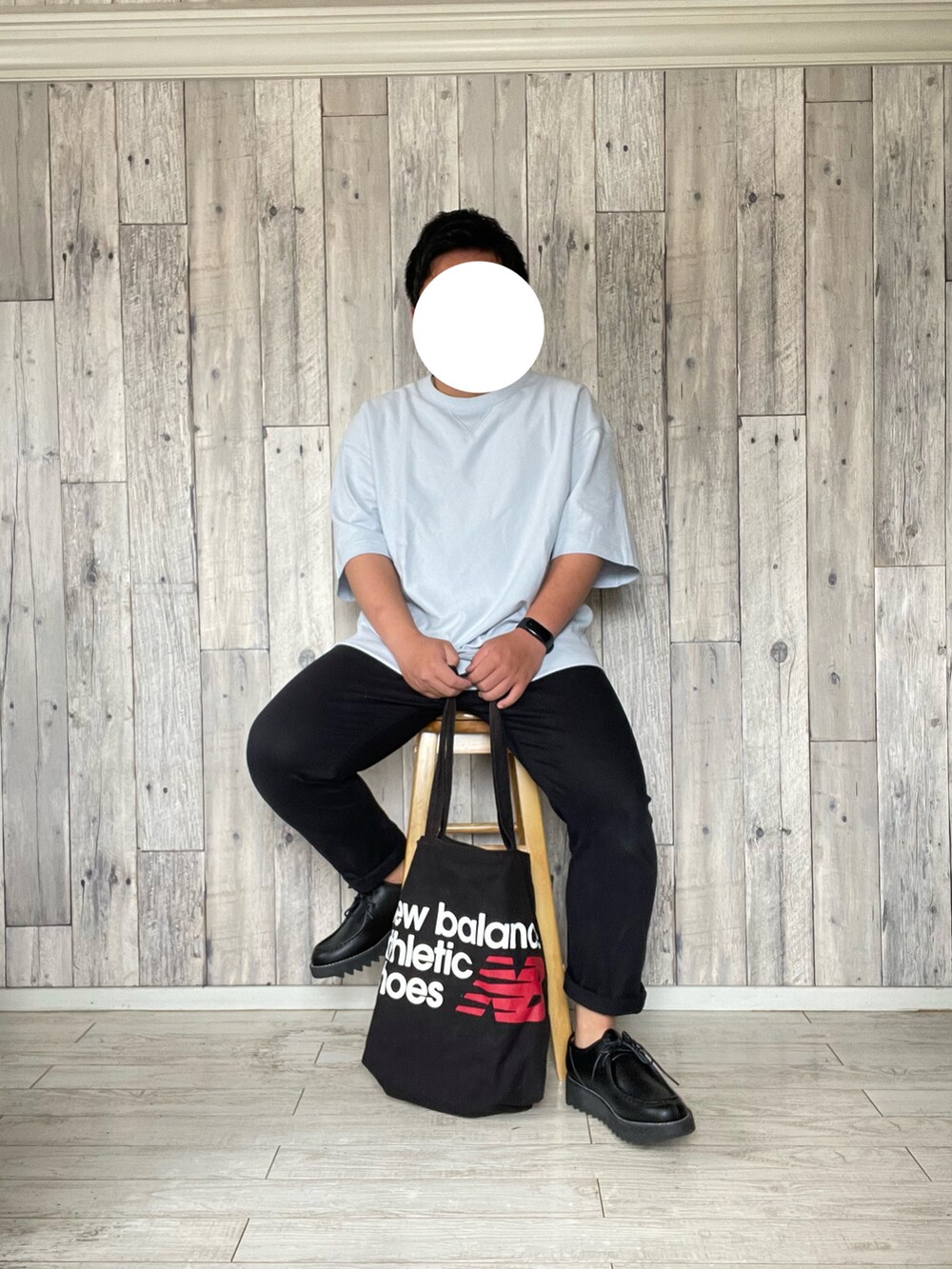 ブルー系のトップス、ブラック系のパンツ、ブラック系のドレスシューズを着用したメンズの春コーディネートの2枚目の写真