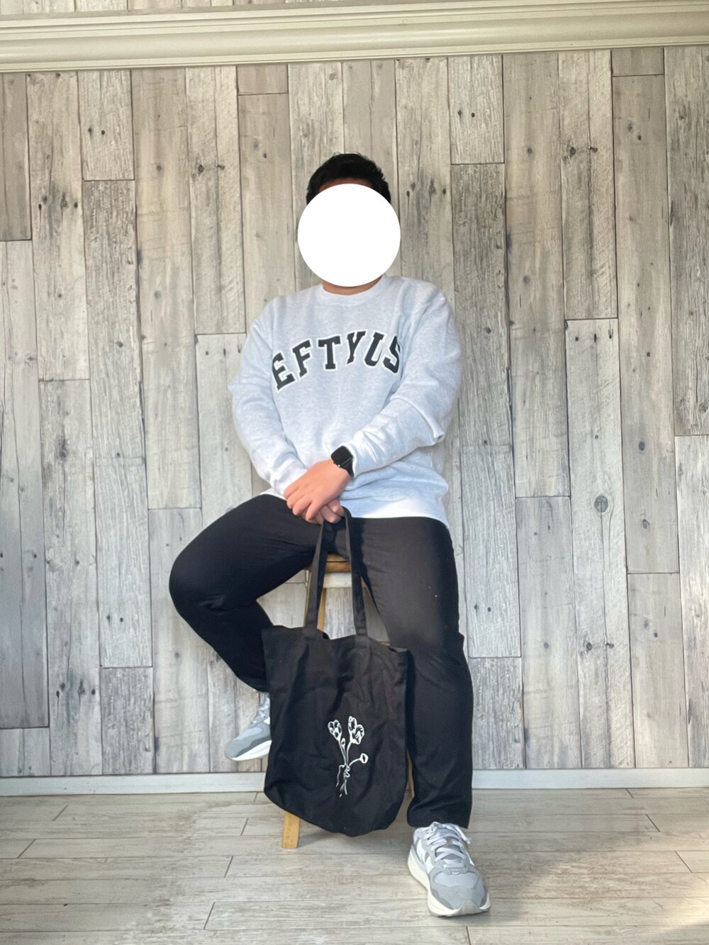 グレー系のスウェット、ブラック系のパンツ、グレー系のスニーカーを着用したメンズの冬コーディネートの2枚目の写真