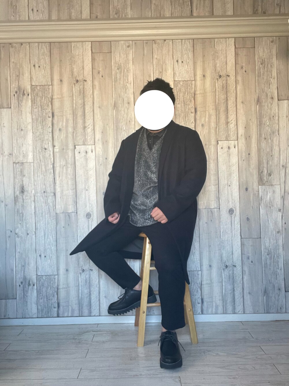 ブラック系のシャツ/ブラウス、ブルー系のチェスターコート、ブラック系のスウェットを着用したメンズの冬コーディネートの2枚目の写真