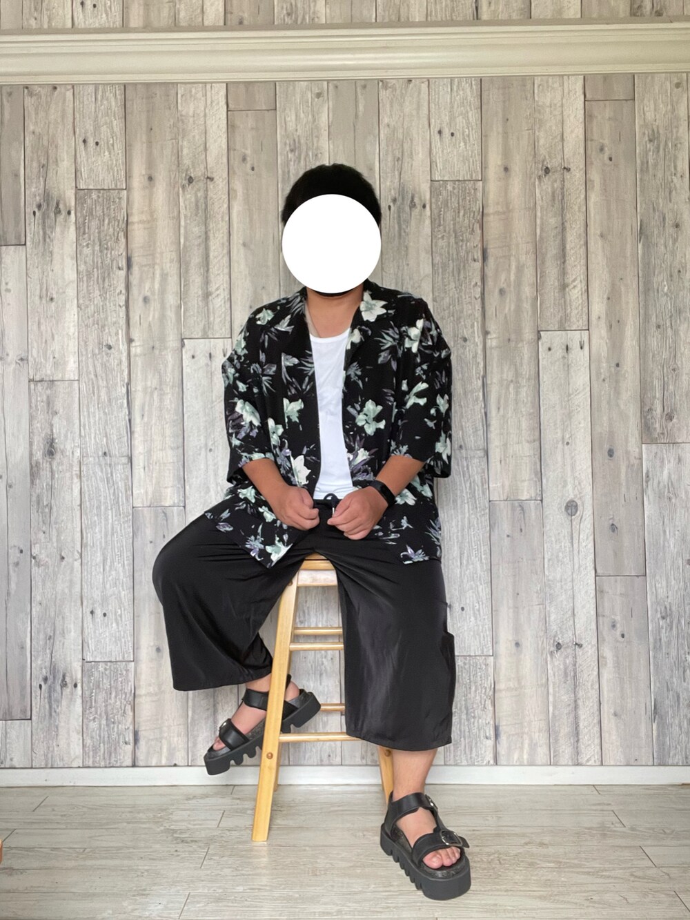 「シンプルスタイル、夏、夏コーデ、シャツコーデ、低身長、低身長コーデ、柄シャツ、タンクトップ、柄シャツ×ワイドパンツ、ワイドパンツ、サテンパンツ、サンダル、おしゃれさんと繋がりたい、いいね、save、フォローお願いします🤑」|「CASPER JOHNのVarious Dolman Shirts/バリアスドルマンシャツ/リゾート/アロハ/グラフィック/ドレープ(シャツ/ブラウス、ブラック系)」を使った、sagan.spさん(メンズ・160cm)の夏コーディネートの2枚目の写真