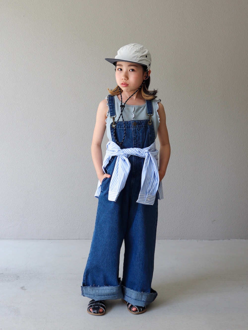 ブルー系のタンクトップ、ブルー系のシャツ/ブラウス、ブルー系のサロペット/オーバーオールを着用したキッズの夏コーディネートの3枚目の写真