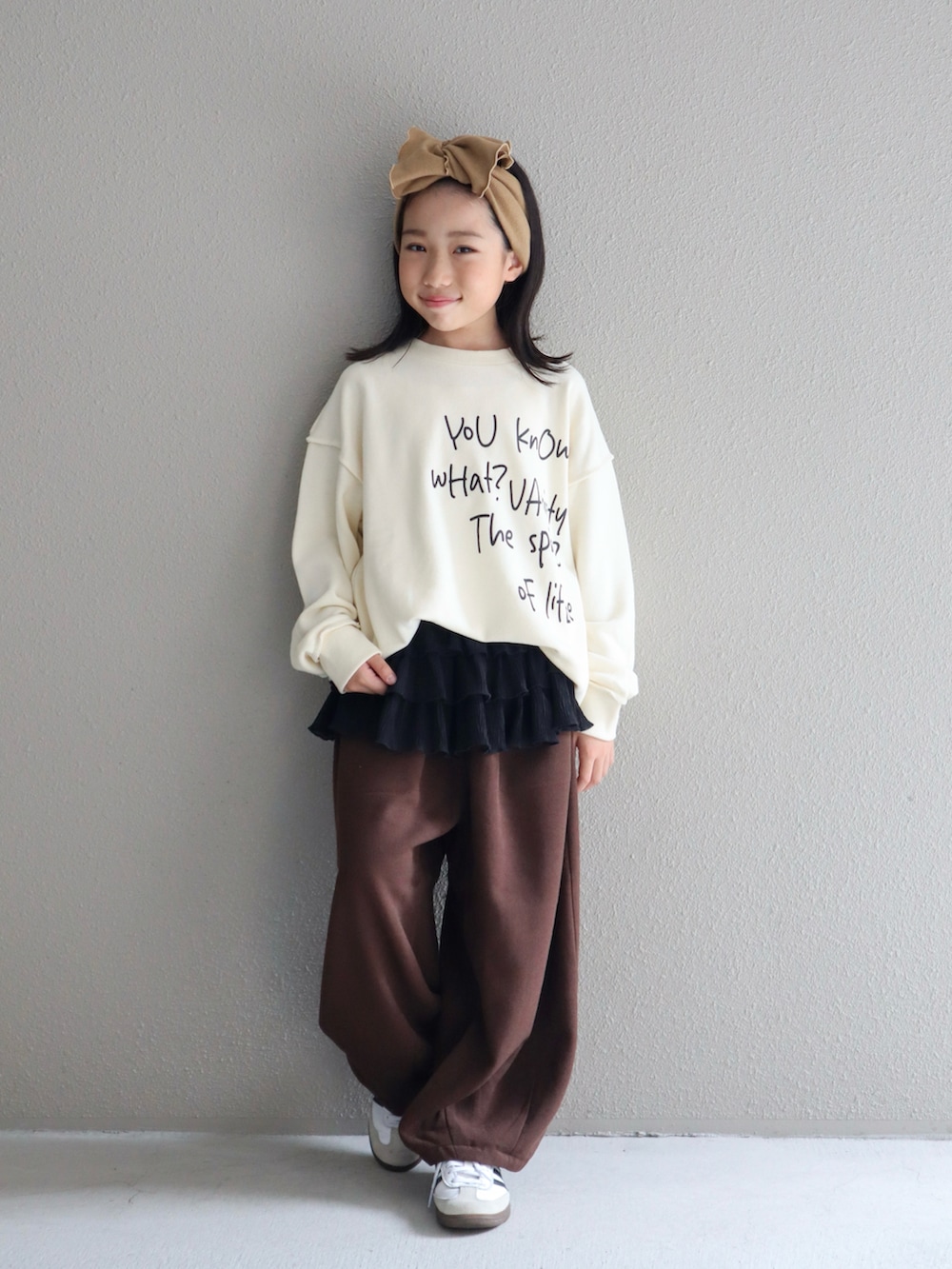ホワイト系のTシャツ/カットソー、ブラウン系のその他パンツ、ブラック系のスカートを着用したキッズの秋コーディネートの2枚目の写真