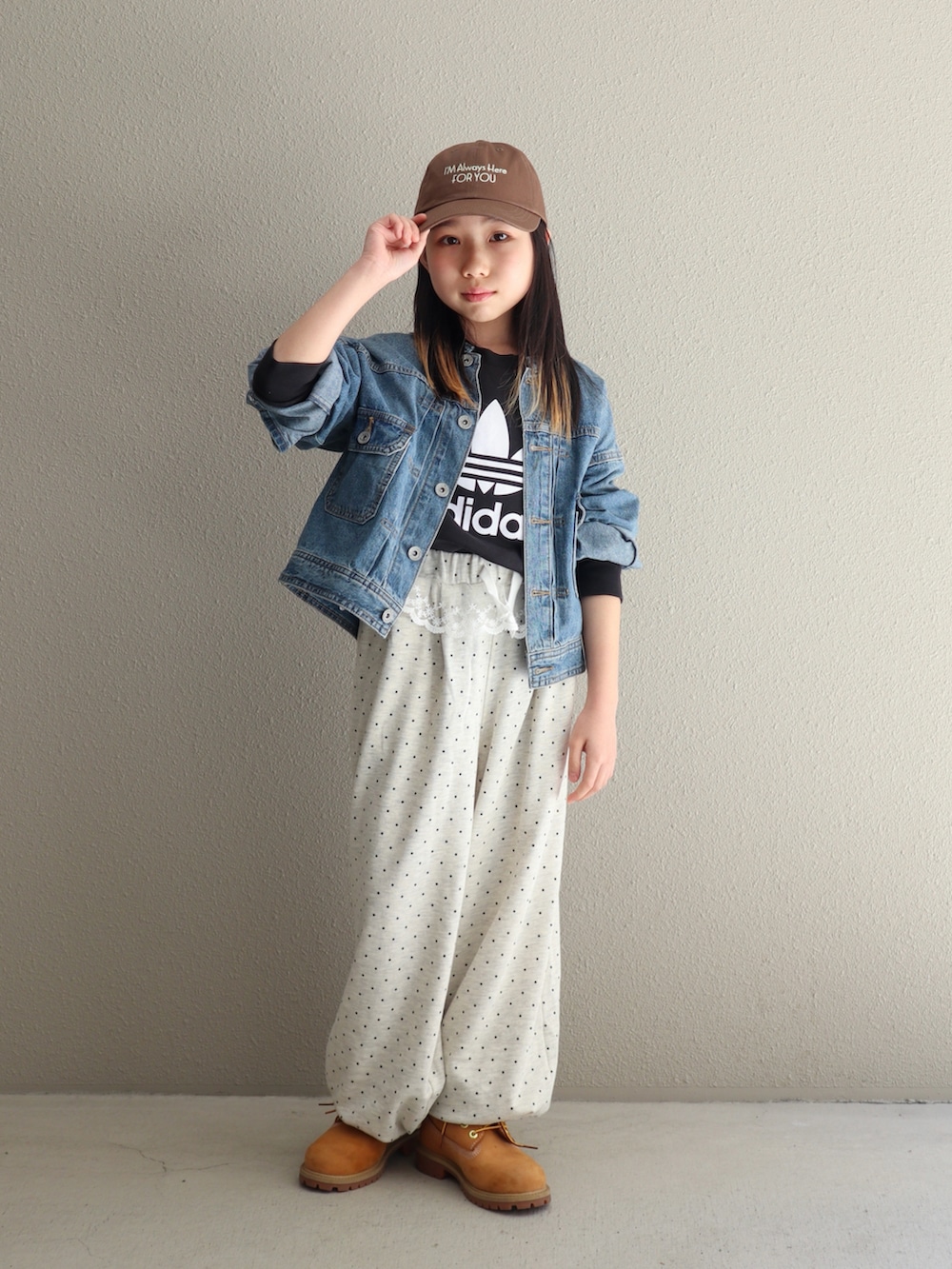 グレー系のその他パンツ、ベージュ系のブーツ、ブラック系のスウェットを着用したキッズの春コーディネートの2枚目の写真