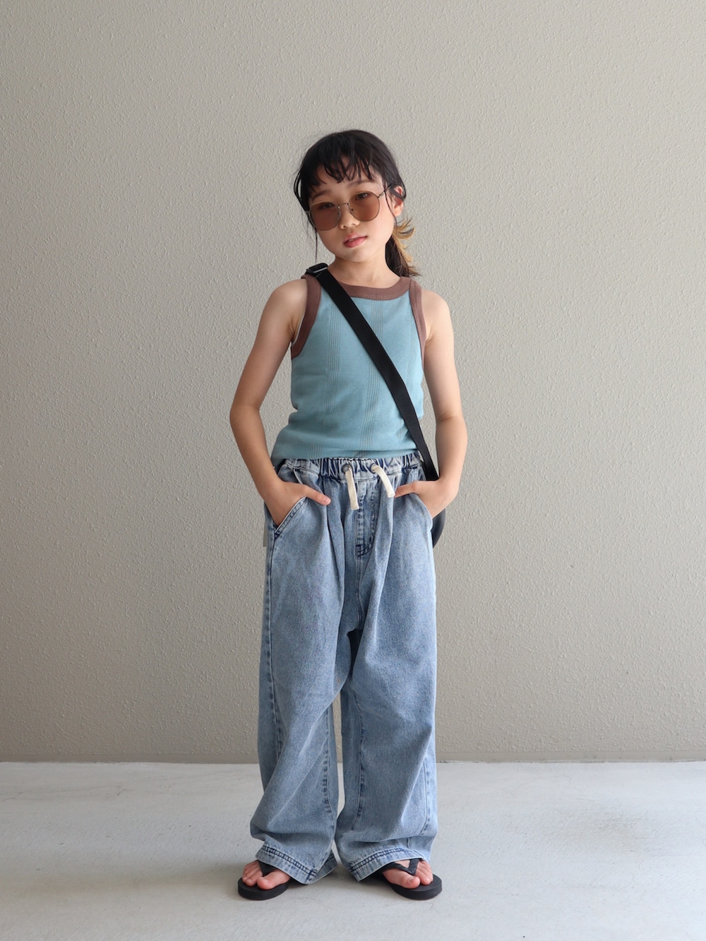 「サングラス、タンクトップ、デニム、ワイドパンツ、夏コーデ、シンプルコーデ、ショルダーバッグ、ビーチサンダル、カジュアルコーデ」｜「CIAOPANIC TYPYの【KIDS】紐付き風ワイドイージーデニム（デニムパンツ、ブルー系）」を使った、cononᐝさん（キッズ・121cm）の夏コーディネートの2枚目の写真