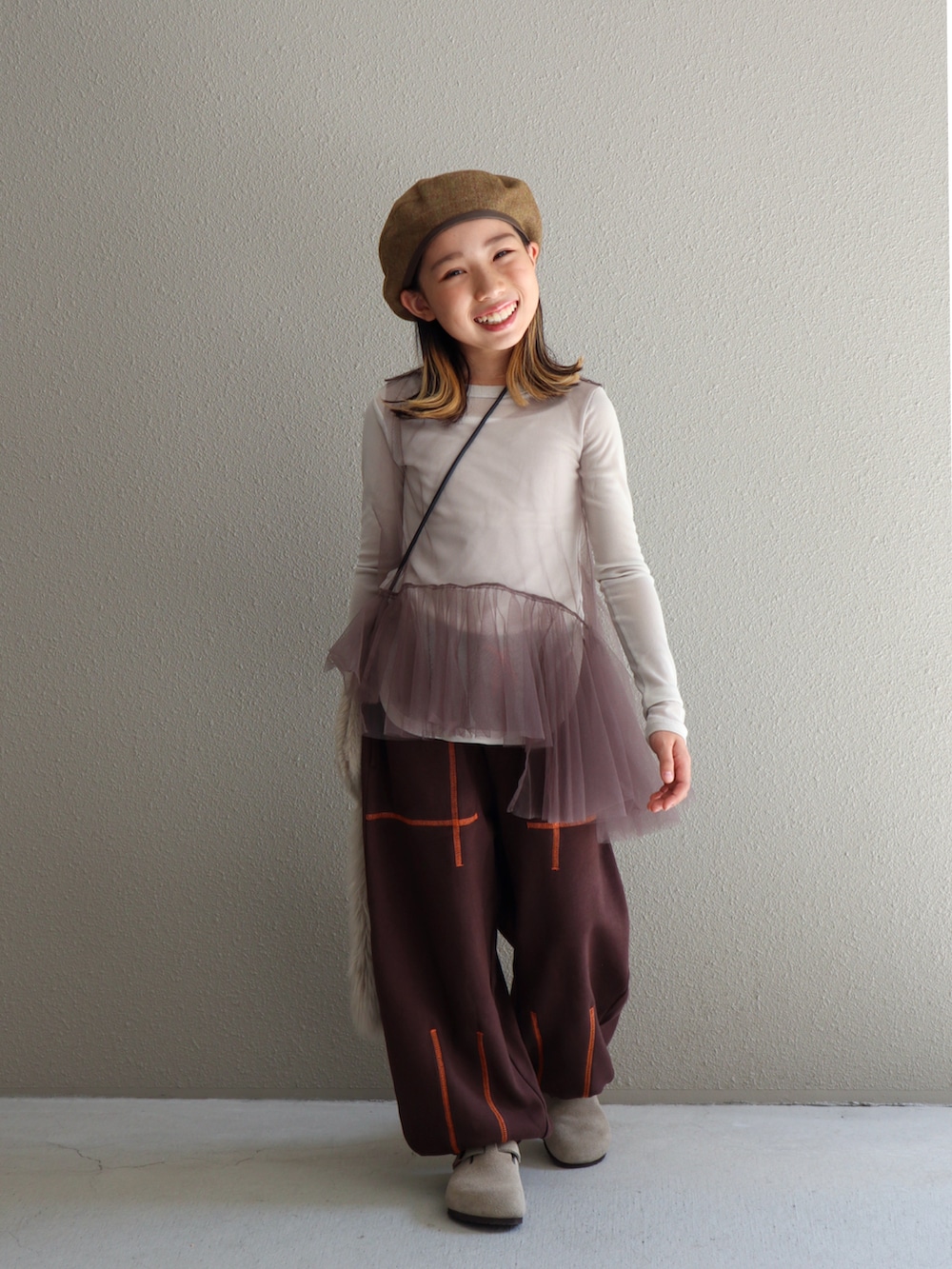 ブラウン系のジャケット/アウター、ブラウン系のパンツ、ベージュ系のサンダルを着用したキッズの秋コーディネートの4枚目の写真