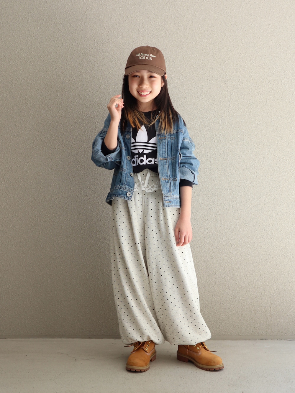 グレー系のその他パンツ、ベージュ系のブーツ、ブラック系のスウェットを着用したキッズの春コーディネートの4枚目の写真