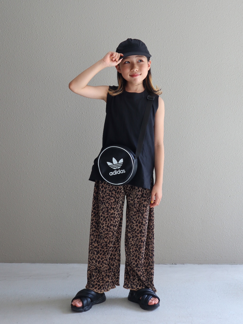 ブラック系のタンクトップ、ブラック系のサンダル、ブラウン系のその他パンツを着用したキッズの夏コーディネートの4枚目の写真