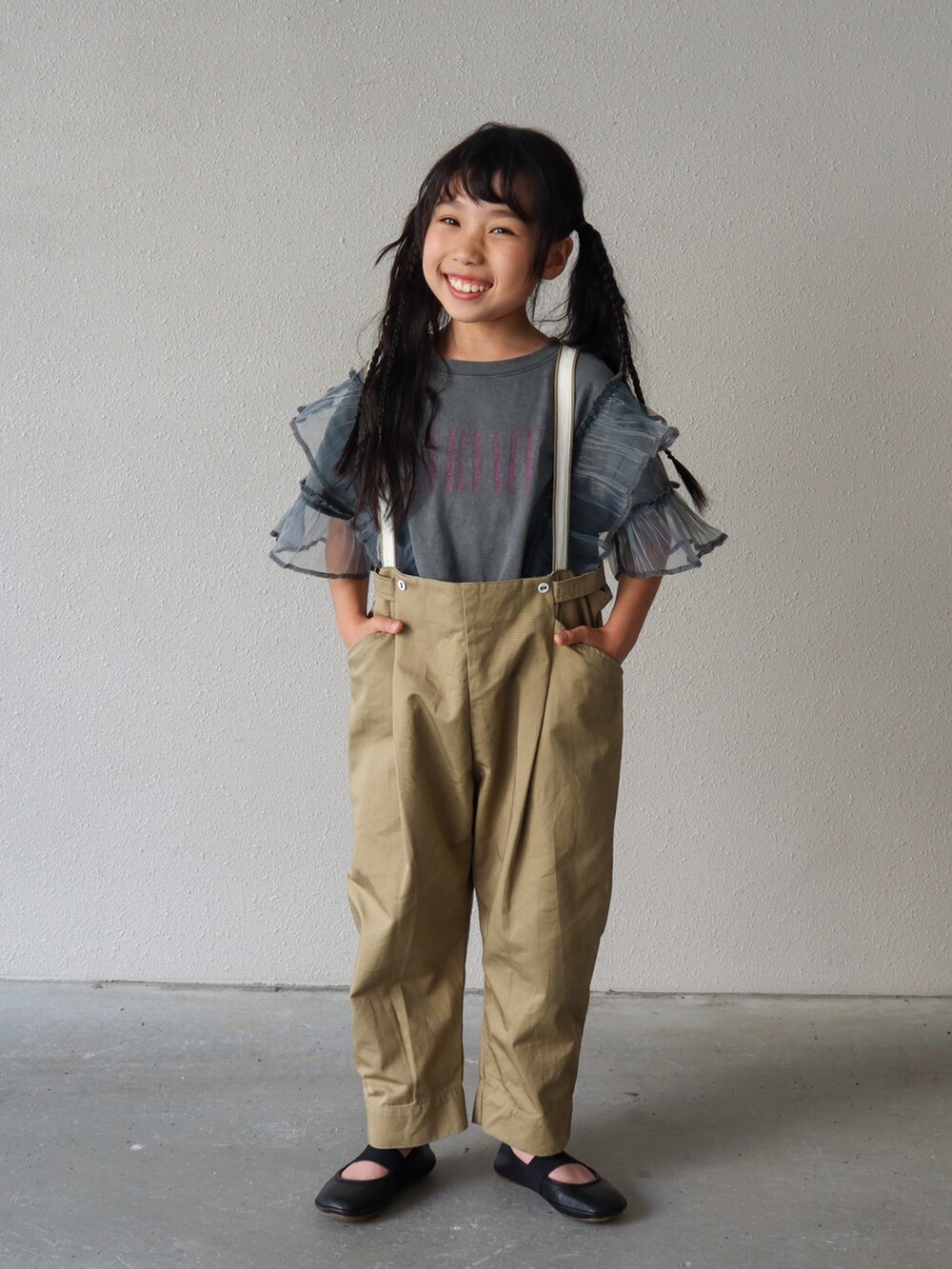 グレー系のTシャツ/カットソー、ベージュ系のパンツ、ブラック系のバレエシューズを着用したキッズの春コーディネートの5枚目の写真