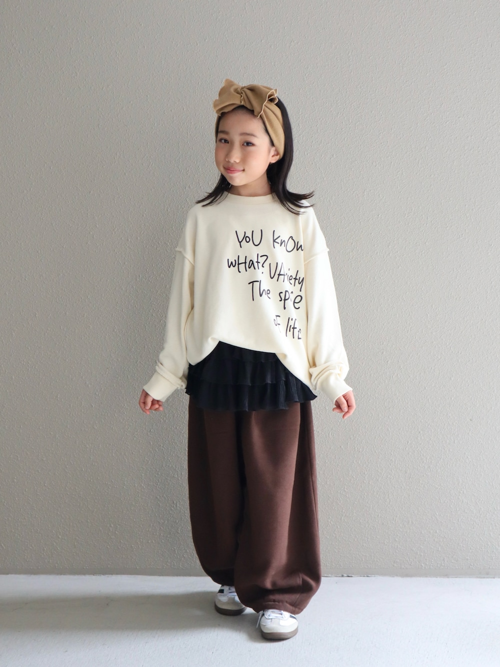 ホワイト系のTシャツ/カットソー、ブラウン系のその他パンツ、ブラック系のスカートを着用したキッズの秋コーディネートの4枚目の写真