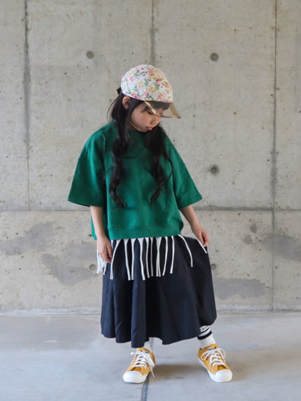 グリーン系のTシャツ/カットソー、ホワイト系のTシャツ/カットソー、ブラック系のスカートを着用したキッズの春コーディネートの4枚目の写真