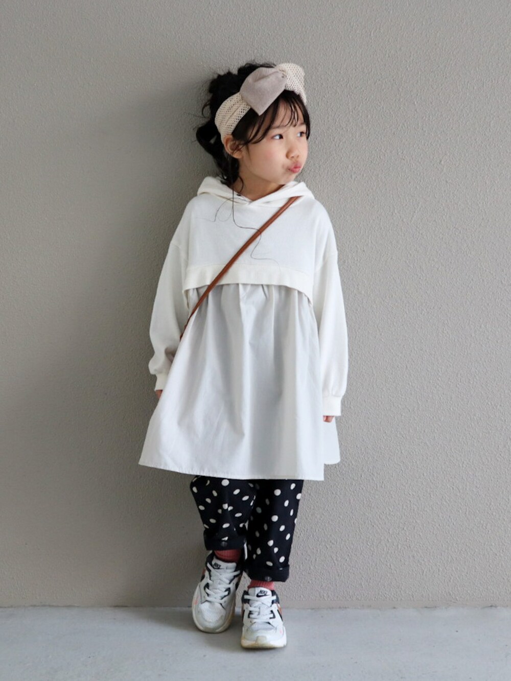 ホワイト系のTシャツ/カットソー、ブラック系のその他パンツ、グレー系のスニーカーを着用したキッズの冬コーディネートの2枚目の写真