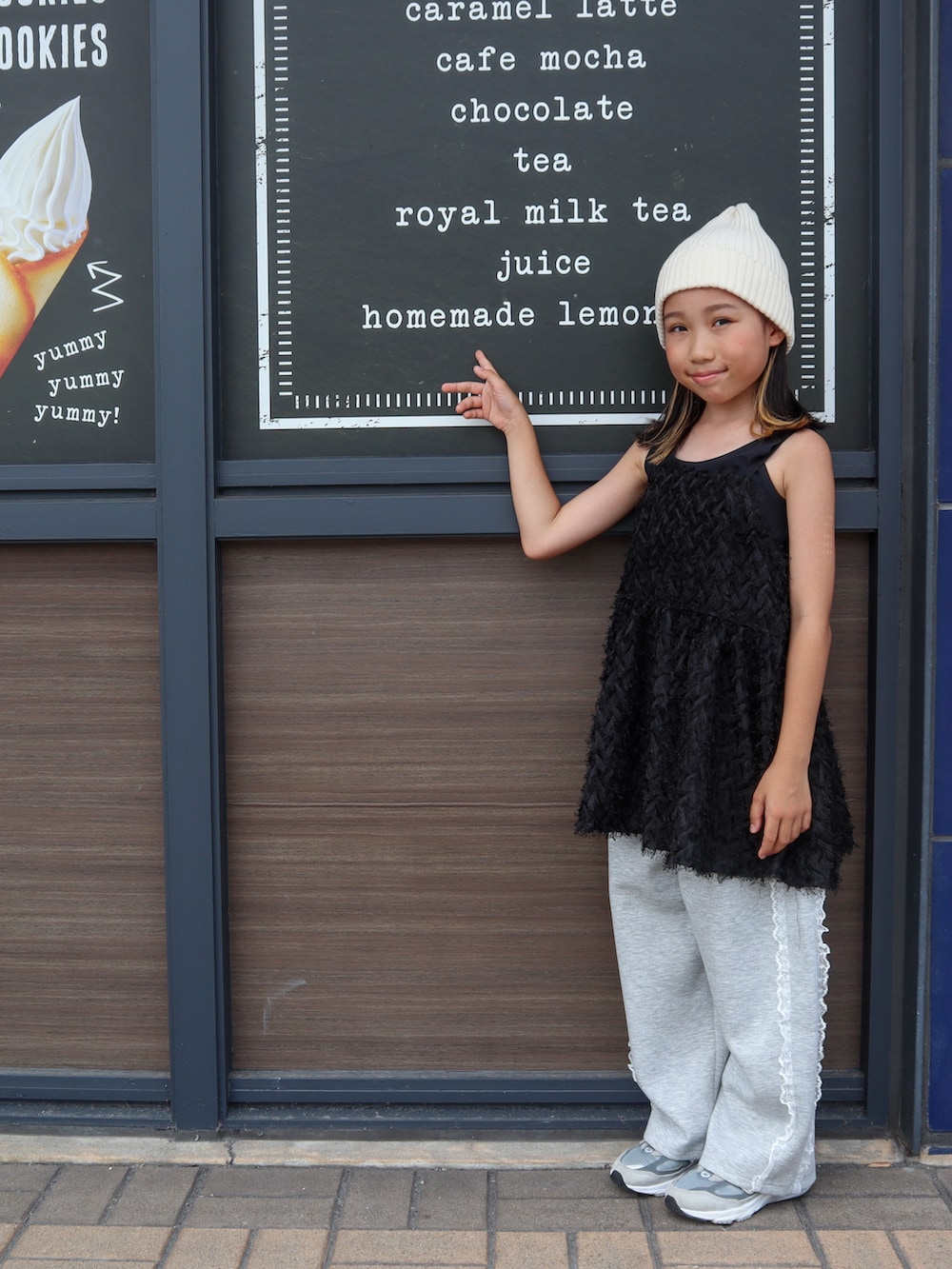 グレー系のスニーカー、ブラック系のTシャツ/カットソー、グレー系のスウェットパンツを着用したキッズの夏コーディネートの2枚目の写真