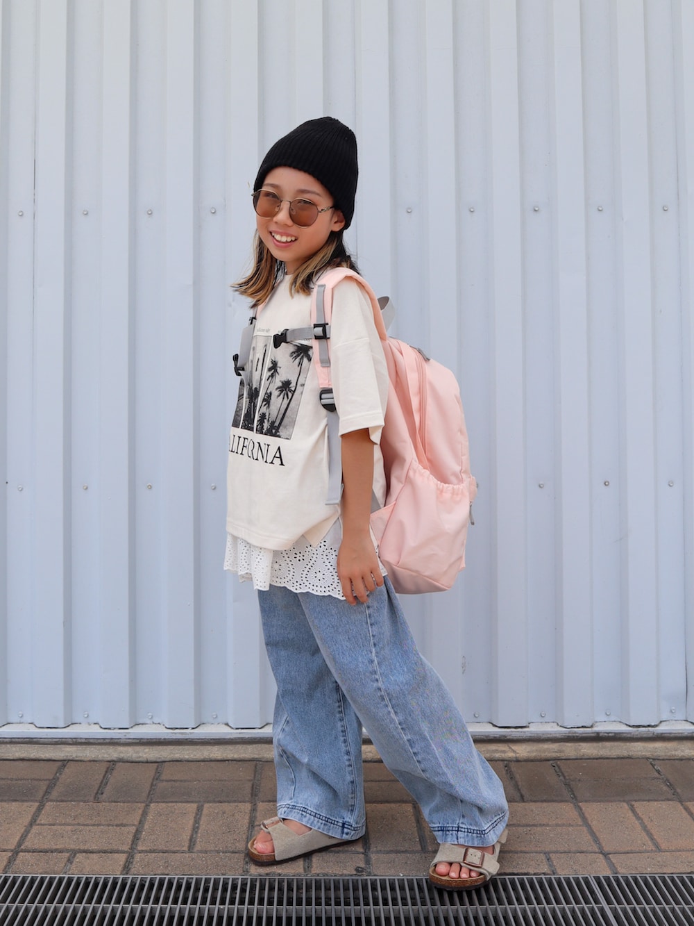 ピンク系のバックパック/リュック、ホワイト系のTシャツ/カットソー、ホワイト系のキャミソールを着用したキッズの夏コーディネートの3枚目の写真