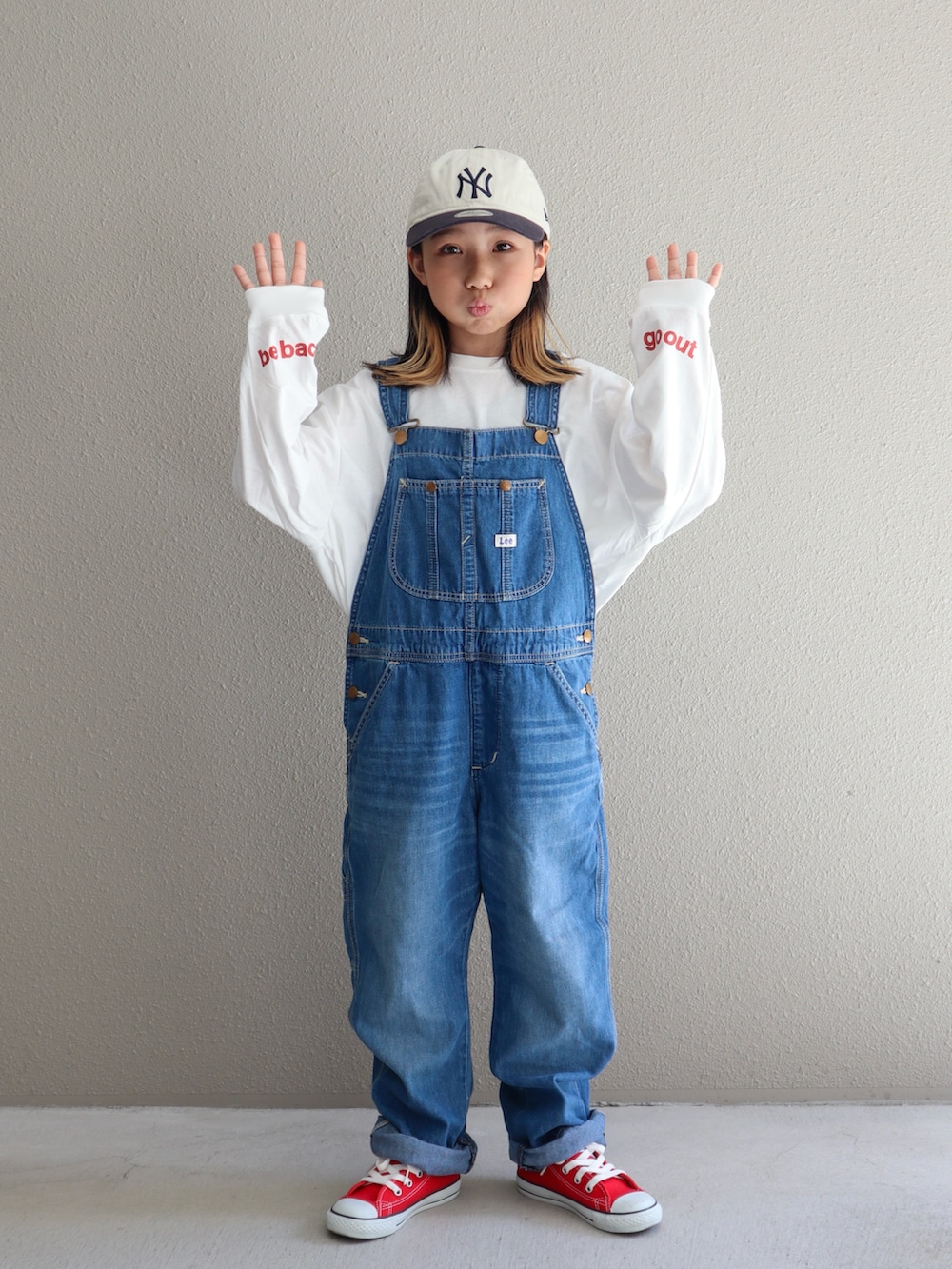 ブルー系のサロペット/オーバーオール、レッド系のスニーカー、ホワイト系のTシャツ/カットソーを着用したキッズの秋コーディネートの3枚目の写真