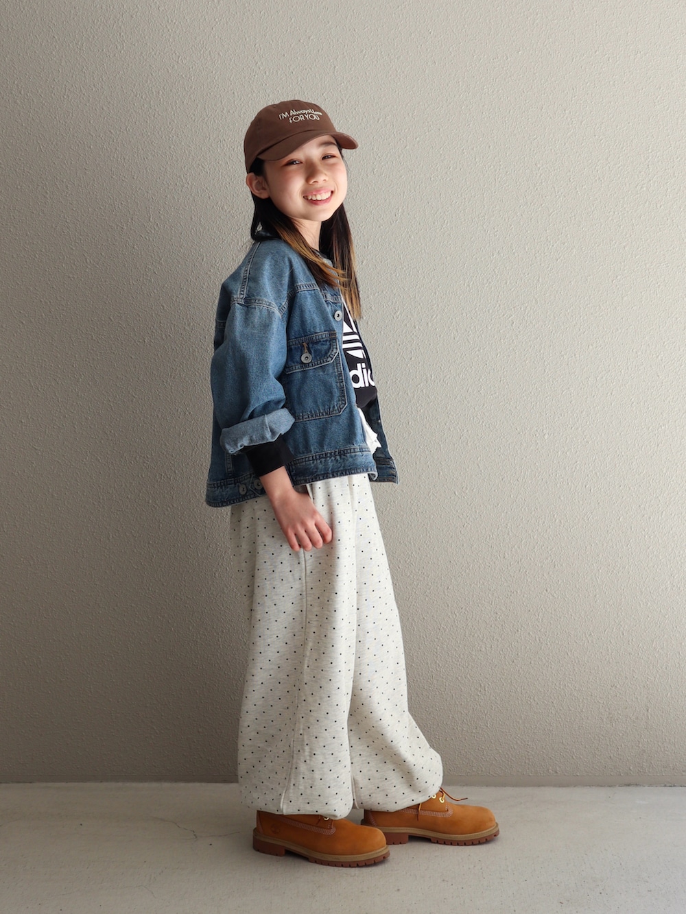 グレー系のその他パンツ、ベージュ系のブーツ、ブラック系のスウェットを着用したキッズの春コーディネートの5枚目の写真