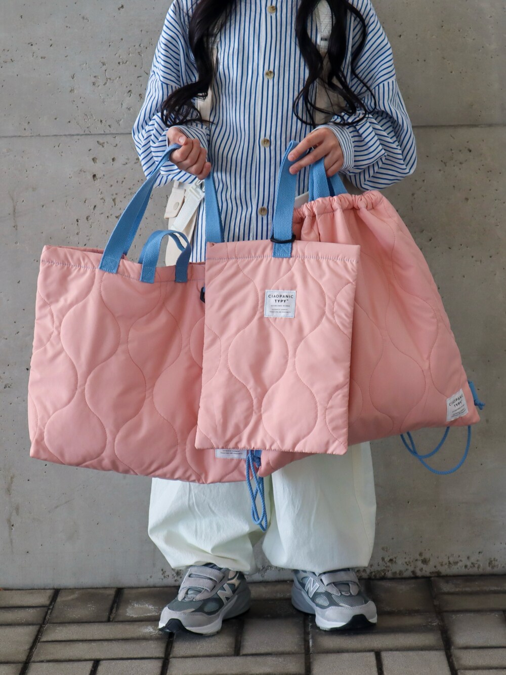 ピンク系のトートバッグ、ピンク系のバックパック/リュック、ピンク系のトートバッグを着用したキッズの春コーディネートの2枚目の写真