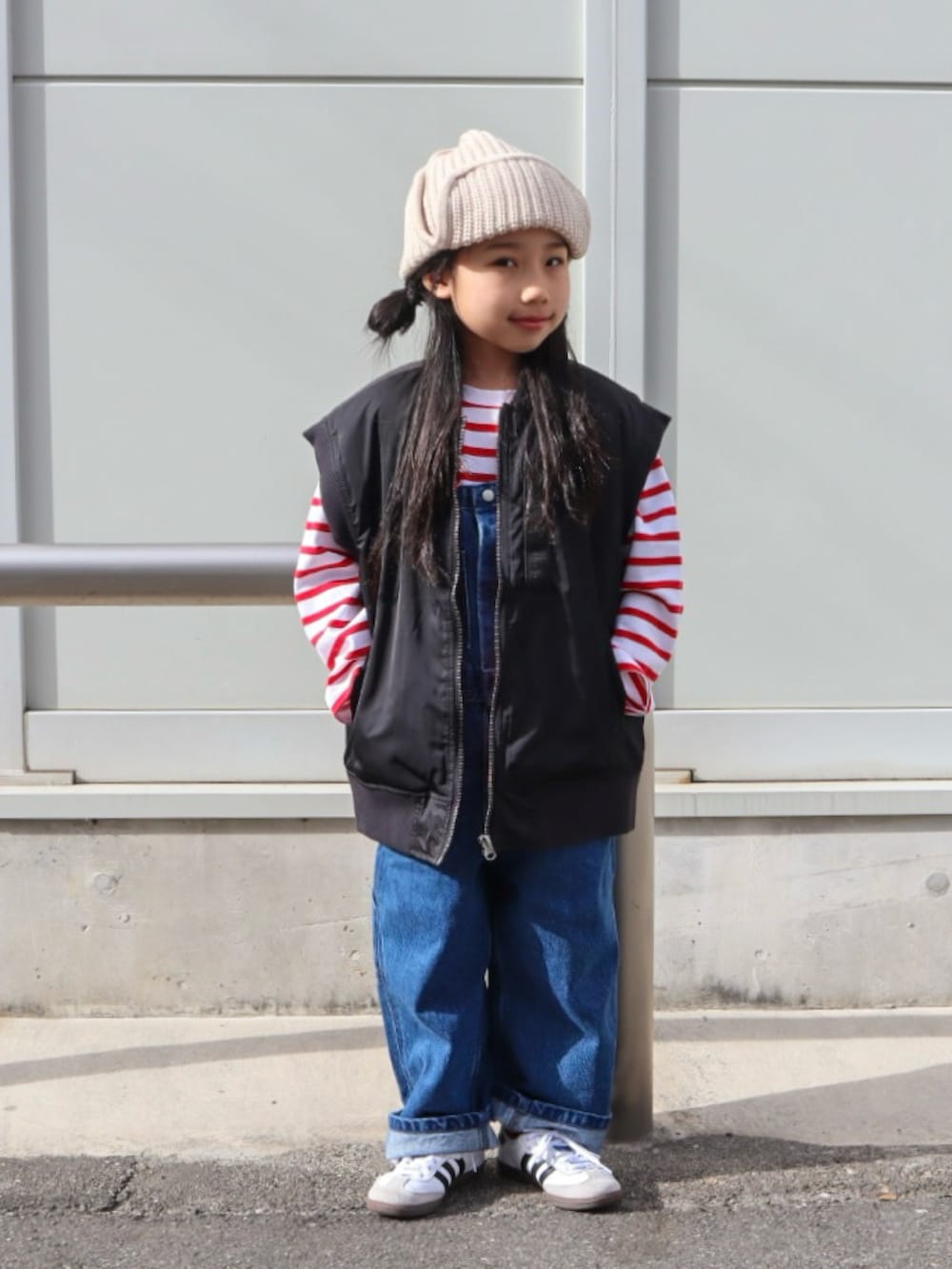 レッド系のTシャツ/カットソー、ブルー系のサロペット/オーバーオール、ブラック系のMA-1を着用したキッズの冬コーディネートの5枚目の写真