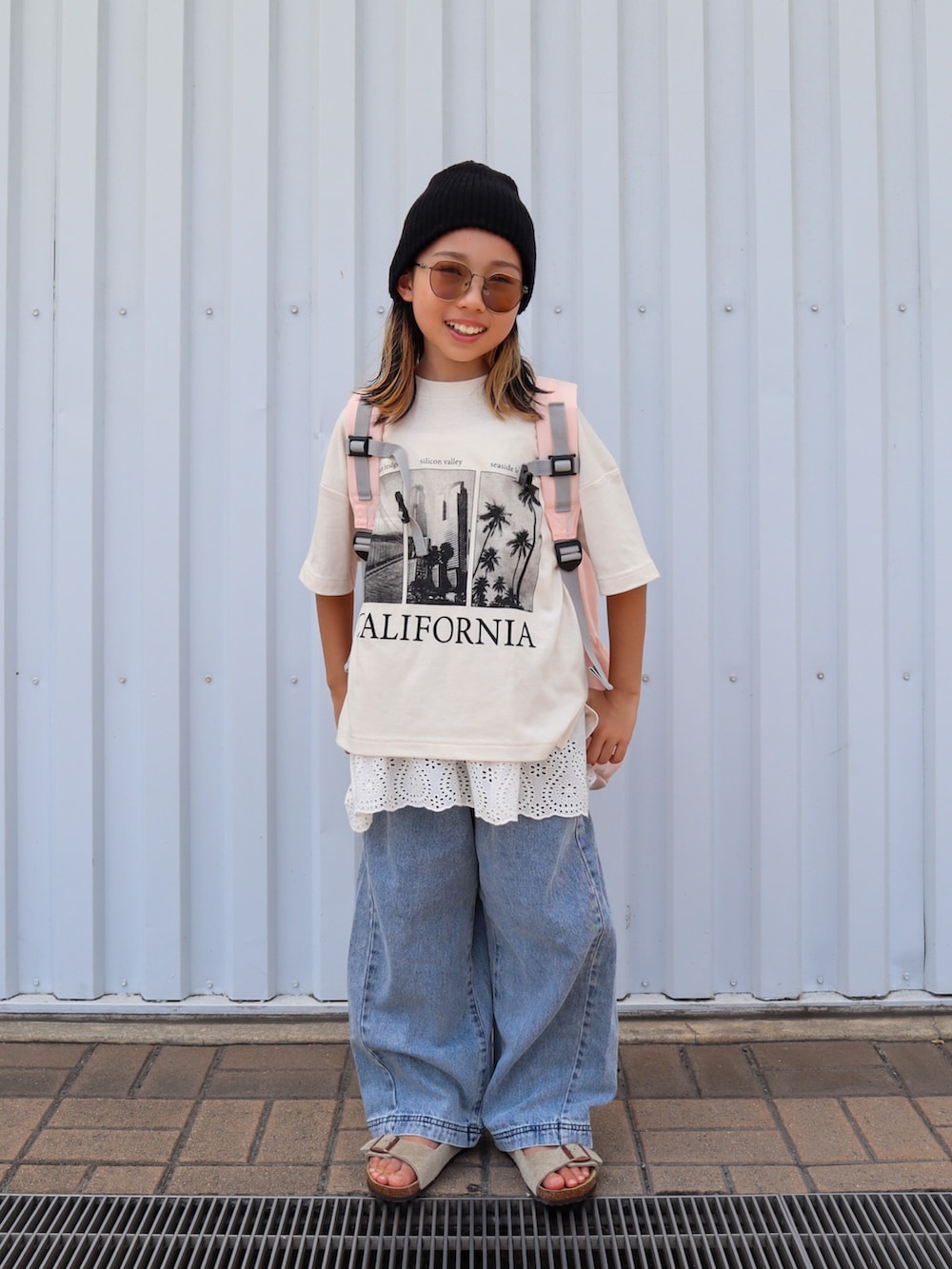 ピンク系のバックパック/リュック、ホワイト系のTシャツ/カットソー、ホワイト系のキャミソールを着用したキッズの夏コーディネートの5枚目の写真