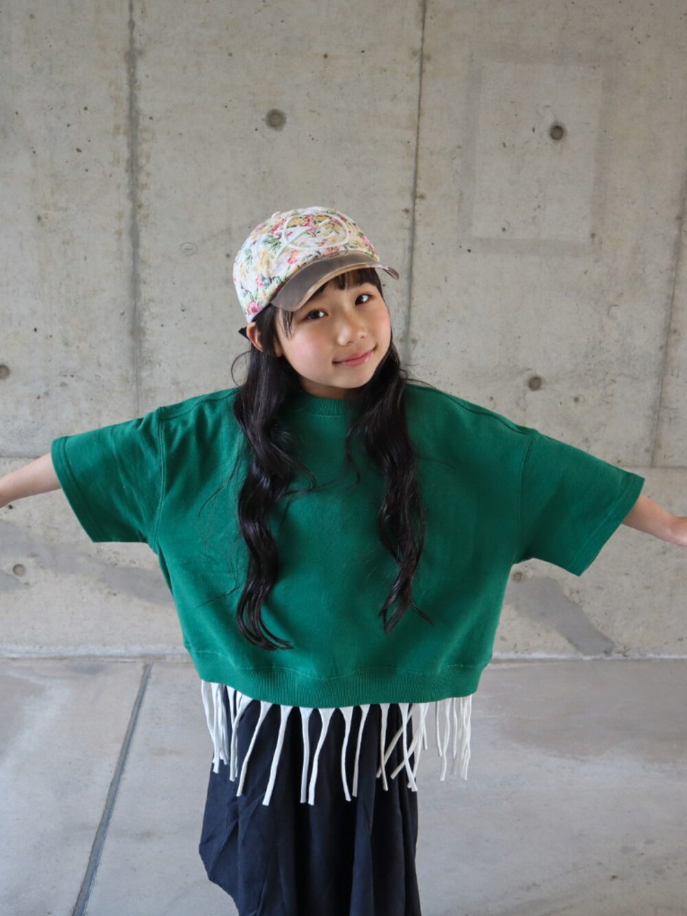 グリーン系のTシャツ/カットソー、ホワイト系のTシャツ/カットソー、ブラック系のスカートを着用したキッズの春コーディネートの5枚目の写真