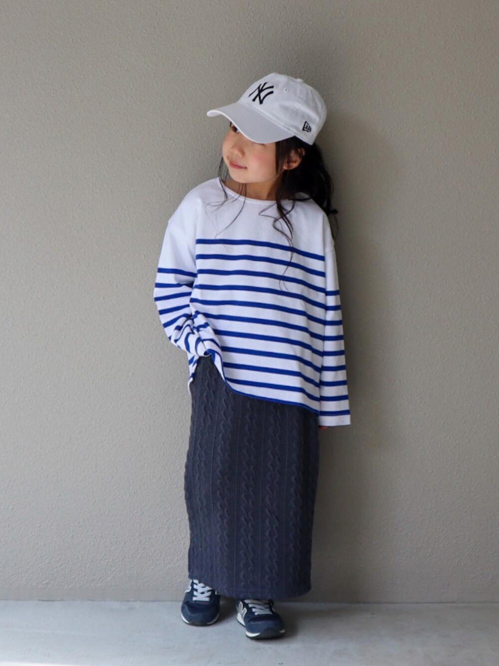 ブルー系のTシャツ/カットソー、グリーン系のテーラードジャケット、グレー系のスカートを着用したキッズの春コーディネートの3枚目の写真