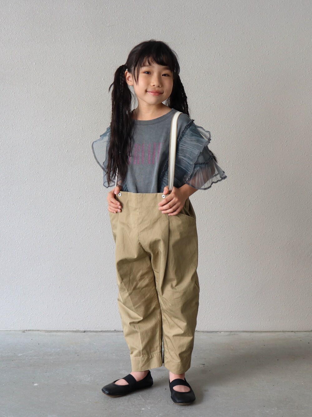 グレー系のTシャツ/カットソー、ベージュ系のパンツ、ブラック系のバレエシューズを着用したキッズの春コーディネートの4枚目の写真