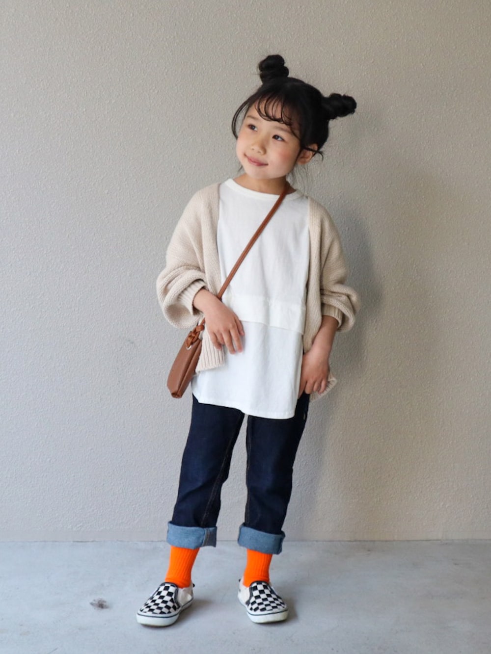 ホワイト系のTシャツ/カットソー、ブルー系のデニムパンツ、ブラック系のスリッポンを着用したキッズの春コーディネートの3枚目の写真