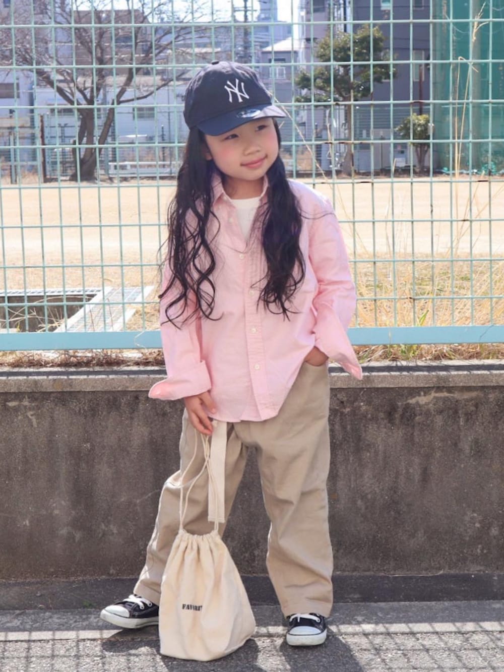 ピンク系のシャツ/ブラウス、グリーン系のテーラードジャケット、ベージュ系のその他パンツを着用したキッズの春コーディネートの2枚目の写真