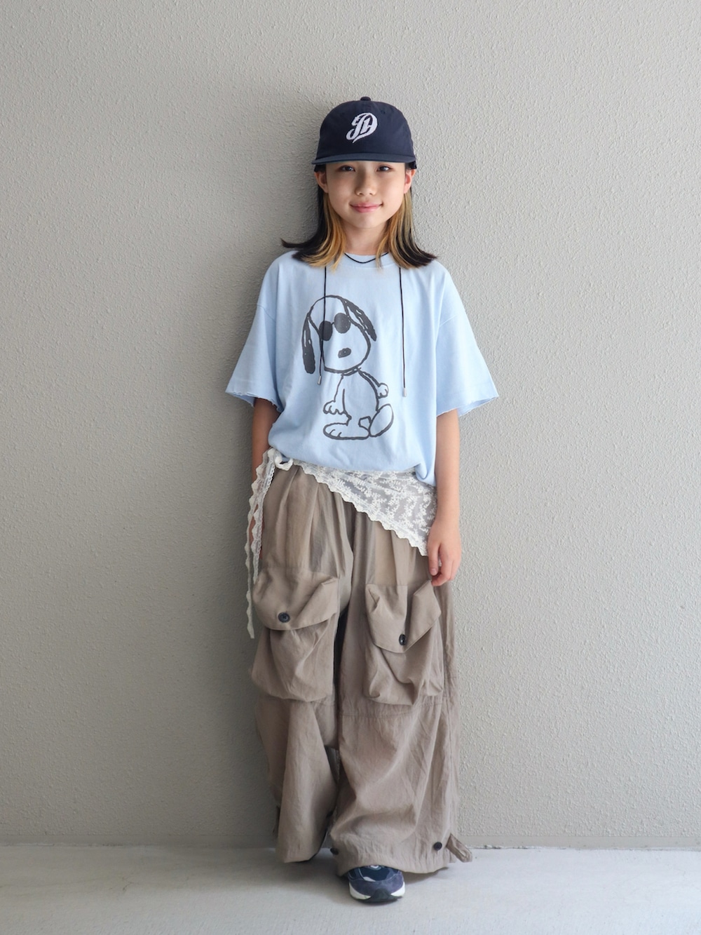 ブルー系のTシャツ/カットソー、ブルー系のスニーカー、ベージュ系のパンツを着用したキッズの夏コーディネートの4枚目の写真