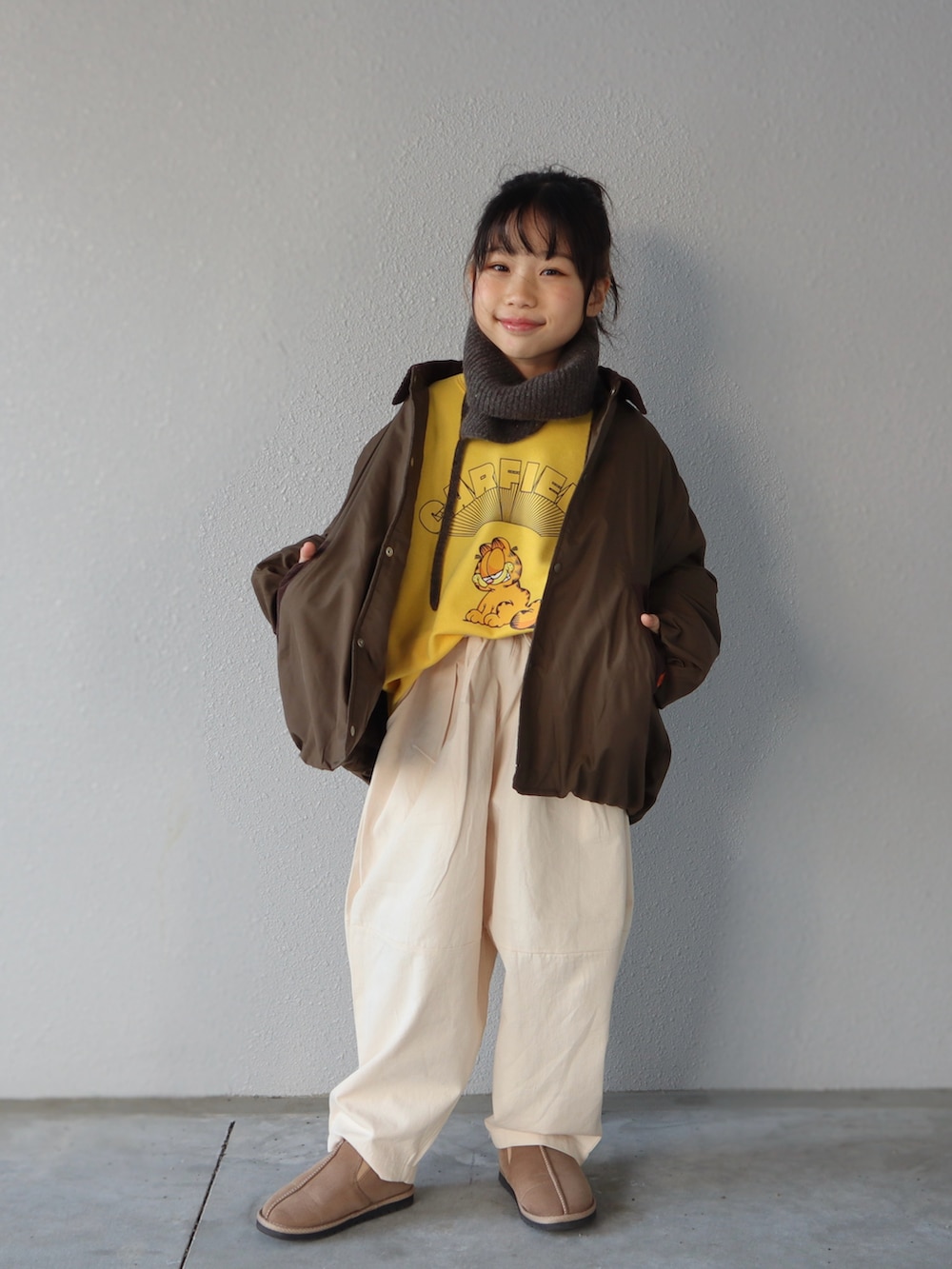 グリーン系のブルゾン、イエロー系のスウェット、ホワイト系のその他パンツを着用したキッズの冬コーディネートの4枚目の写真